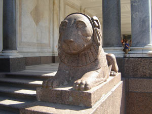 Лев у Воронихинской колоннады.