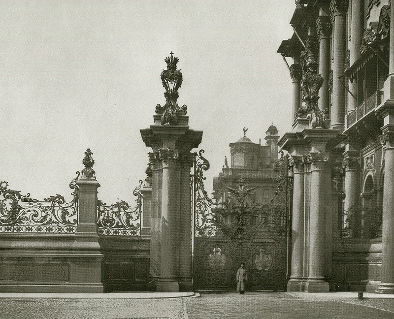 Зимний дворец со стороны Дворцовой площади. Решетка Р.Ф.Мельцера. Фото К.К.Буллы. 1900-е гг.