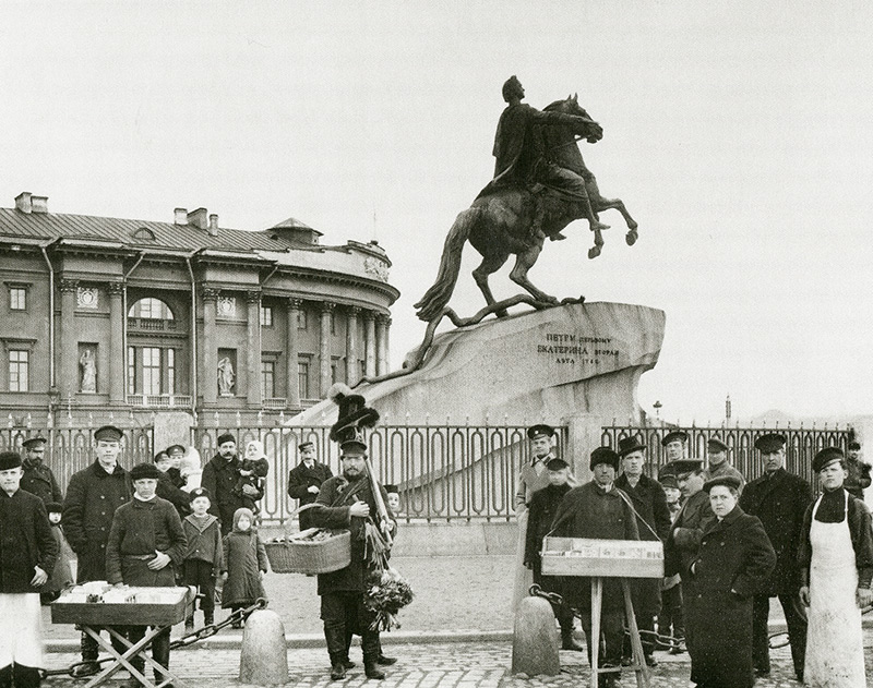 Группа разносчиков на площади императора Петра I. Фотоателье Буллы. 1900-е гг.