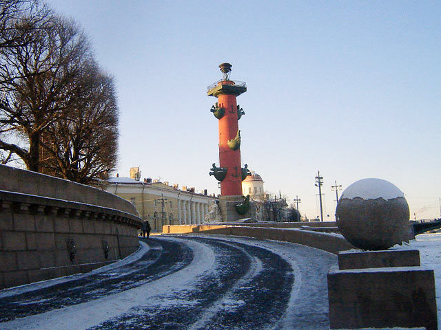 Ростральные колонны фото